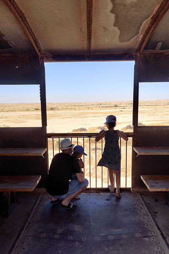 טיול עם ילדים במדבר מצפור חוברות בקרון רכבת