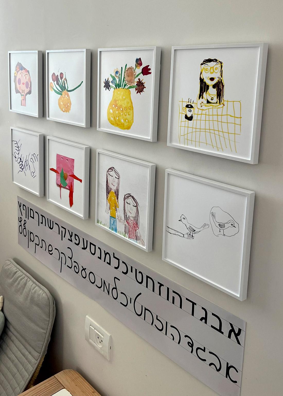 קיר תמונות לופה בריבוע עם הציורים של הילדים