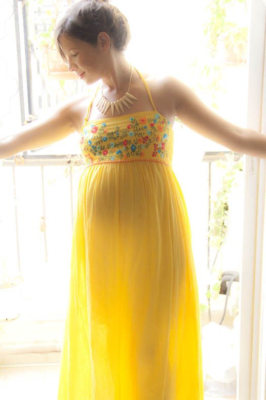 רוני קנטור בהריון לובשת שמלה צהובה