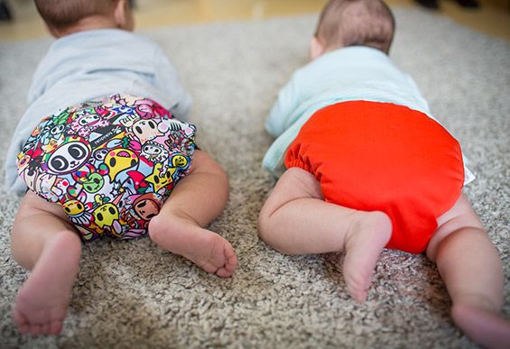 תינוקות מחותלים בחיתולי בד רב פעמיים