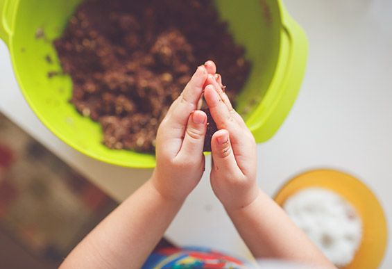 מתכון כדורי שוקולד טבעוניים שילדים אוהבים ויכולים להכין לבד