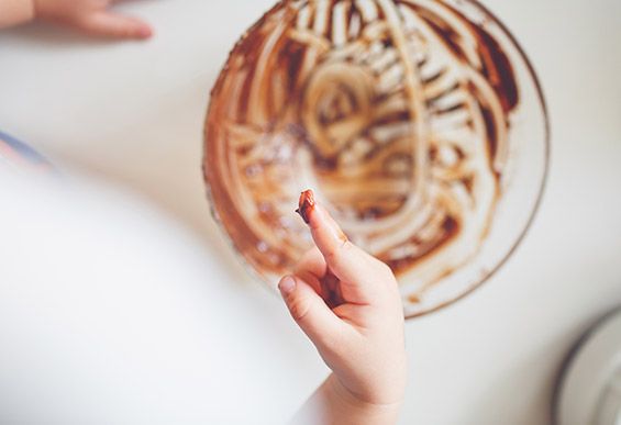 מתכון כדורי שוקולד טבעוניים שילדים אוהבים ויכולים להכין לבד