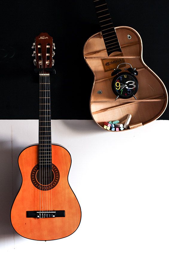 מדף לחדר ילדים עשוי מגיטרות