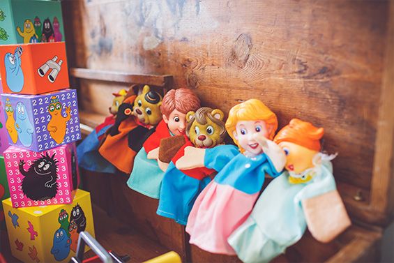 אוסף בובות בחדר ילדים