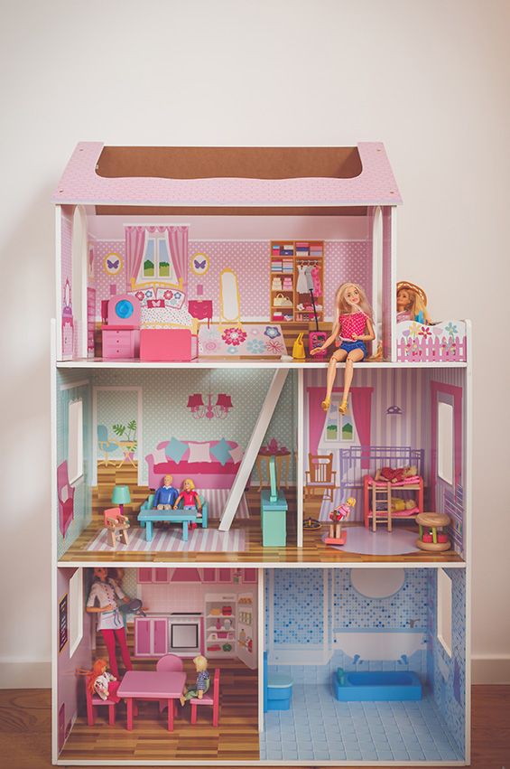 בית בובות בחדר ילדים