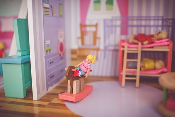 בית בובות בחדר ילדים