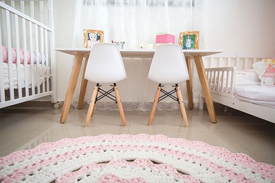 עיצוב חדר ילדים חדר לשתי אחיות עם מיטת תינוק ומיטת מעבר