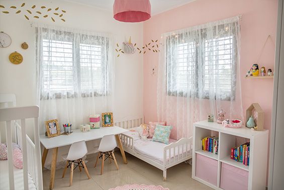 עיצוב חדר ילדים חדר לשתי אחיות עם מיטת תינוק ומיטת מעבר
