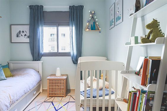 עיצוב חדר ילדים לשני אחים עם מיטת תינוק ומיטת יחיד