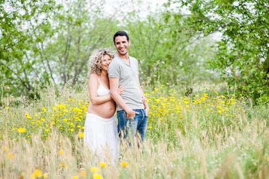 דין אבני בצילום הריון בטבע עם בן הזוג