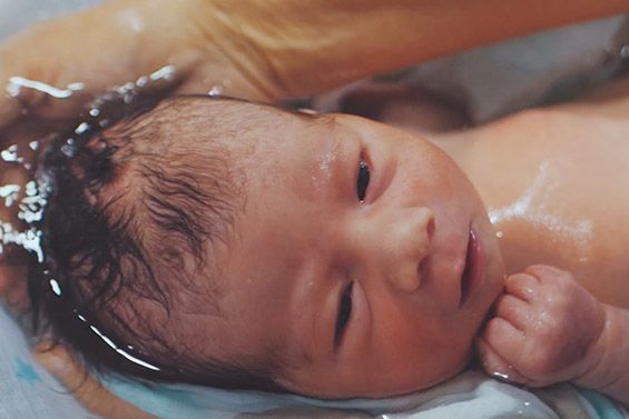 איך עושים אמבטיה ראשונה לתינוק