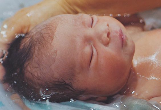 איך עושים אמבטיה ראשונה לתינוק